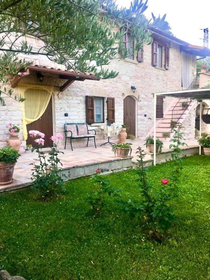 Serra SantʼAbbondio B&B Il Poggetto المظهر الخارجي الصورة