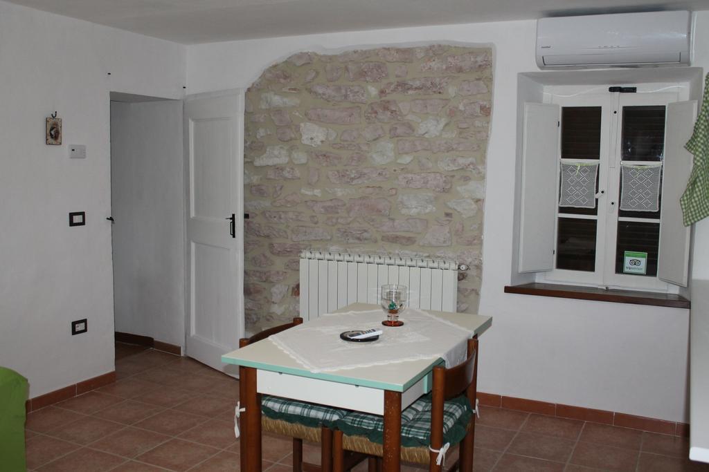 Serra SantʼAbbondio B&B Il Poggetto الغرفة الصورة