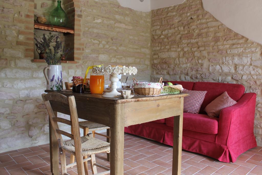 Serra SantʼAbbondio B&B Il Poggetto المظهر الخارجي الصورة