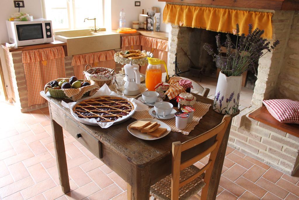 Serra SantʼAbbondio B&B Il Poggetto المظهر الخارجي الصورة