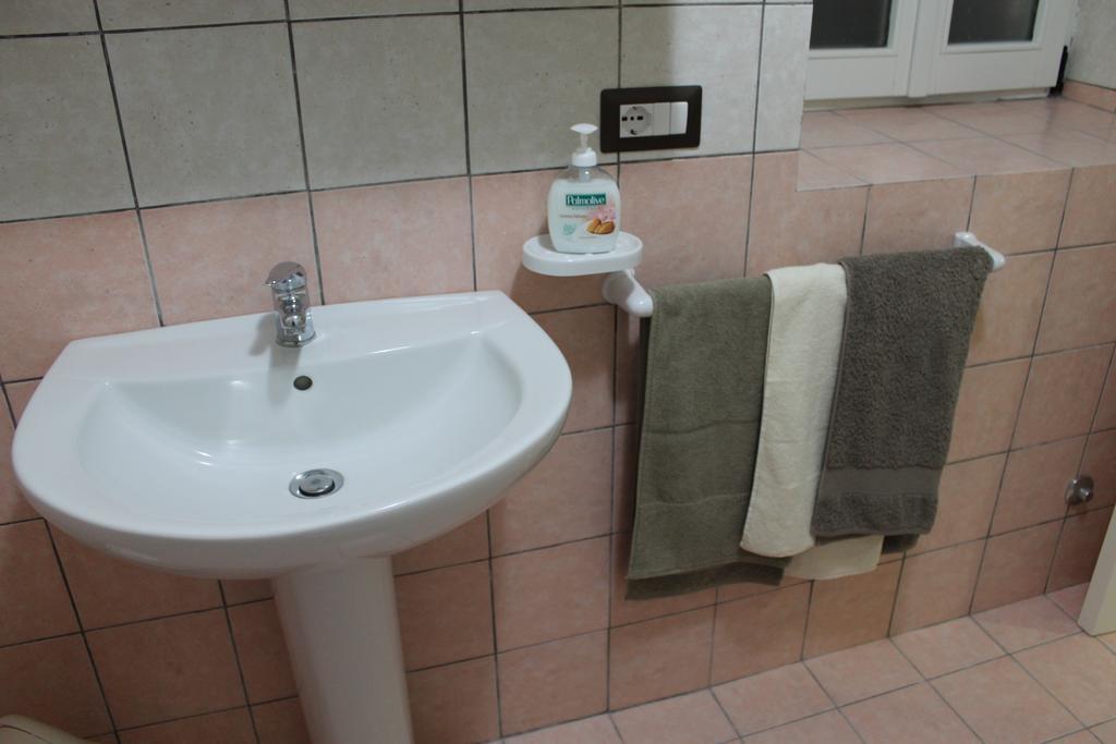 Serra SantʼAbbondio B&B Il Poggetto الغرفة الصورة