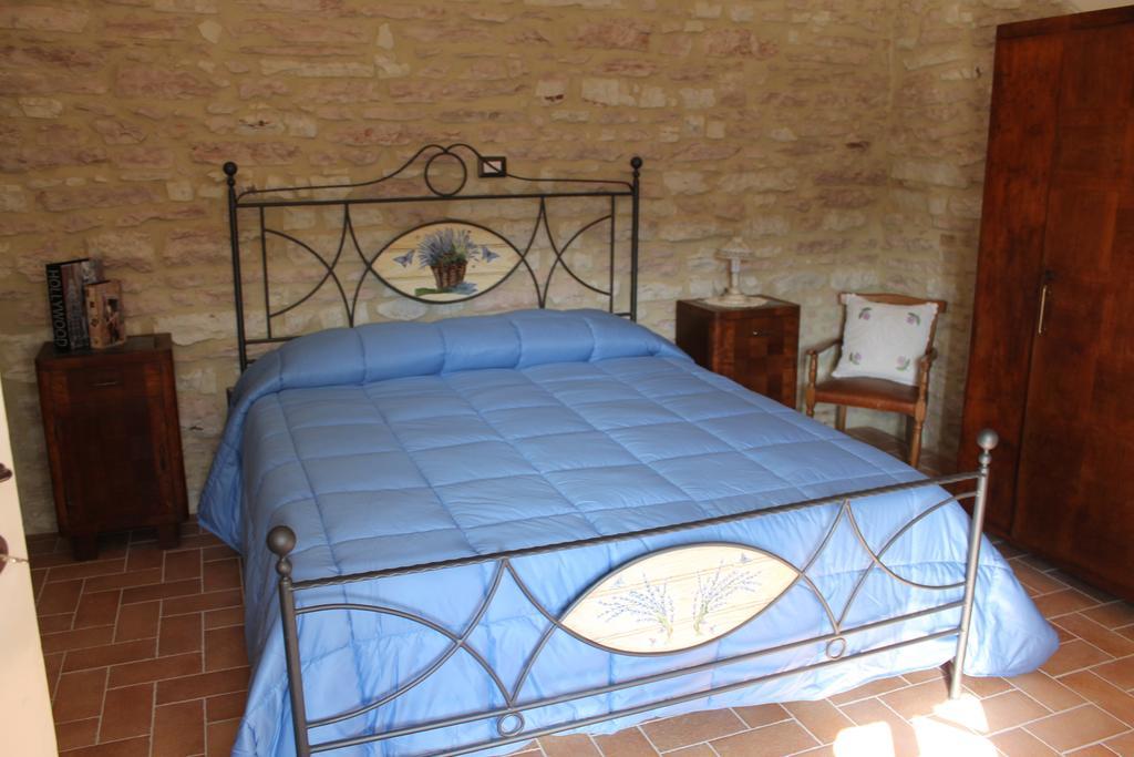 Serra SantʼAbbondio B&B Il Poggetto الغرفة الصورة