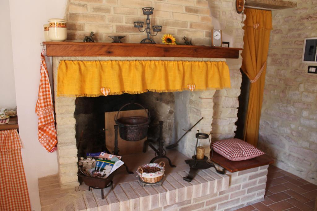 Serra SantʼAbbondio B&B Il Poggetto المظهر الخارجي الصورة
