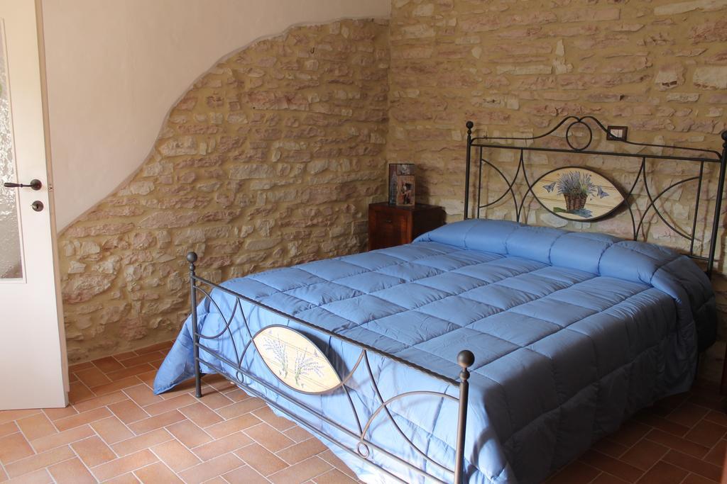 Serra SantʼAbbondio B&B Il Poggetto الغرفة الصورة